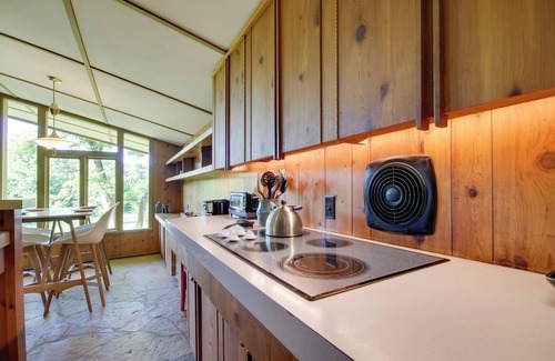 Hardy Cottage | Tranquil Mid-Century Modern Cottage w/Forest View