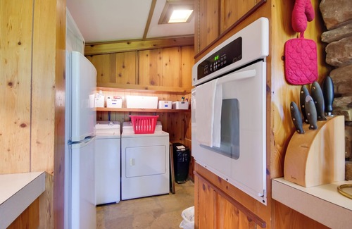 Hardy Cottage | Tranquil Mid-Century Modern Cottage w/Forest View