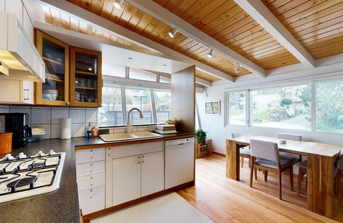 Lawton Park House | Tranquil Mid-Century retreat in Seattle's charming neighborhood. Dog-friendly