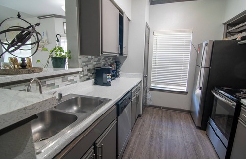 Jersey Village House | Tranquil Modern 3BR Townhome w/Pools, Gym, & Private Baths - Jersey Village