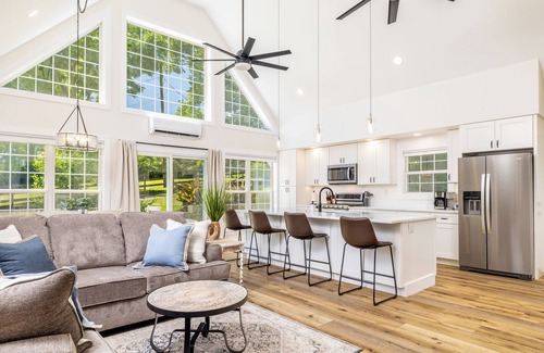 Maryville Cottage | Tranquil Mountain Escape: Luxurious 2 Bedroom 2 Bath Cottage on 9 Acres