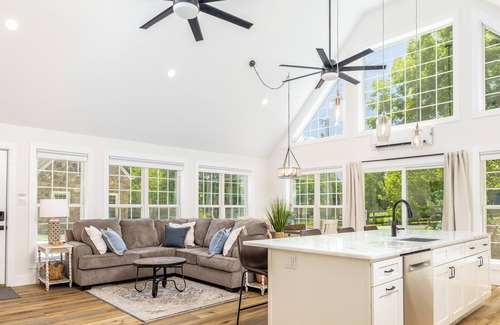 Maryville Cottage | Tranquil Mountain Escape: Luxurious 2 Bedroom 2 Bath Cottage on 9 Acres
