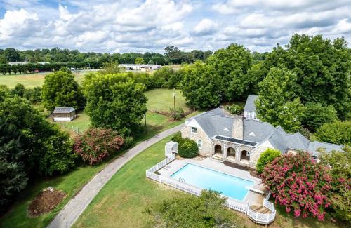 Maryville House | Tranquil Mountain Escape Luxurious 5-Bedroom Farmhouse with Pool