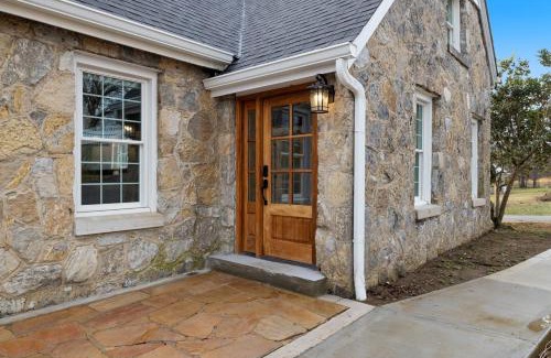 Maryville House | Tranquil Mountain Escape Luxurious 5-Bedroom Farmhouse with Pool