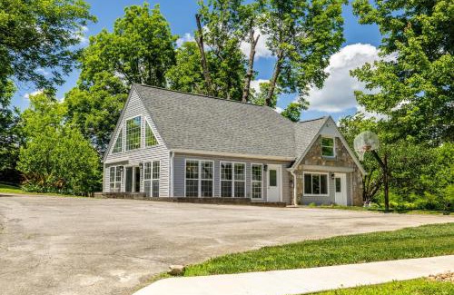 Maryville House | Tranquil Mountain Escape Luxurious 2 Bedroom 2 Bath Cottage on 9 Acres