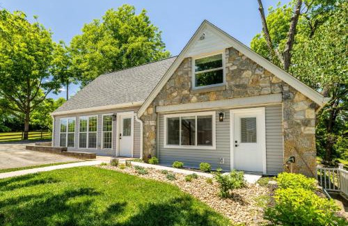 Maryville House | Tranquil Mountain Escape Luxurious 2 Bedroom 2 Bath Cottage on 9 Acres
