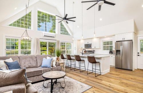 Maryville House | Tranquil Mountain Escape Luxurious 2 Bedroom 2 Bath Cottage on 9 Acres