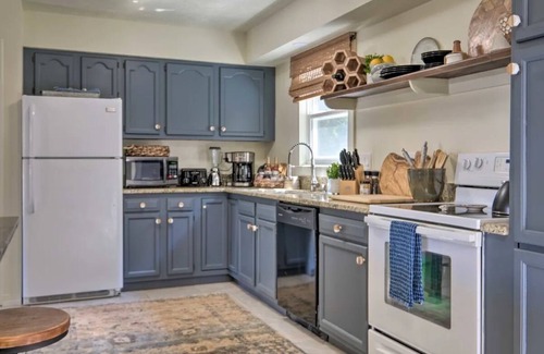 Linden House | Tranquil mountainhouse w/hot tub, super close to trails & wineries- pet friendly