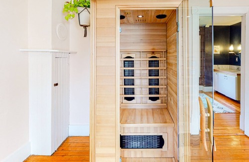 Northfield Other | Tranquil nature escape with lush yard, sauna, ideal location, fast WiFi & more