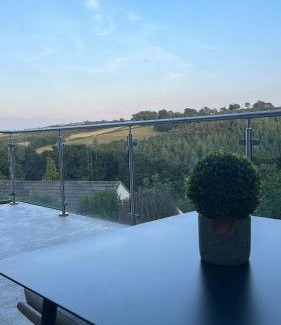 Umberleigh House | Tranquil North Devon Lodge - 2BR, Countryside Views & Pool, High Bickington close to Umberleigh, Barnstaple, Bideford & Westward Ho