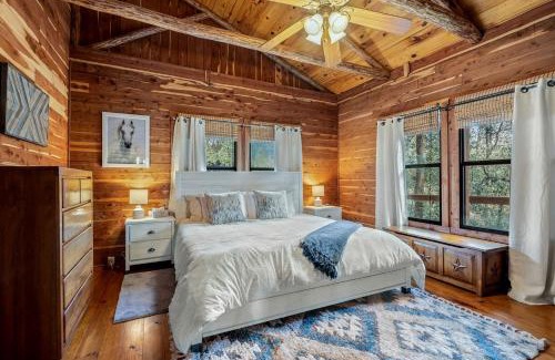 La Grange House | Tranquil Peaceful Cabin with Stunning Lake Views in La Grange, Texas