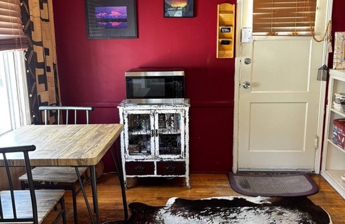 North of Wilshire Apartment | Tranquil, Peaceful Abode. 5 min walk to Montana Street