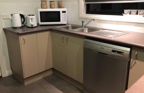 East Albury Apartment | Tranquil Pet friendly, close to the airport, free NBN and Netflix!