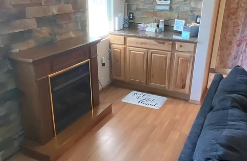 Conneaut Lakeshore Cottage | Tranquil Pondside Escape -Possible 8- with Air Mattress