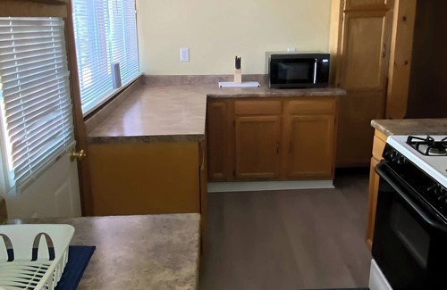 Conneaut Lakeshore Cottage | Tranquil Pondside Escape -Possible 8- with Air Mattress