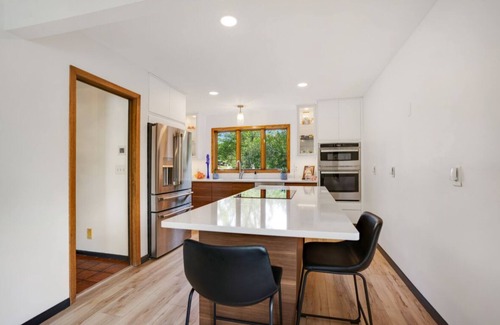Fridley House | Tranquil property right on the Mississippi River with stunning panoramic views