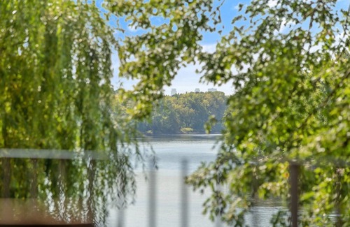 Fridley House | Tranquil property right on the Mississippi River with stunning panoramic views