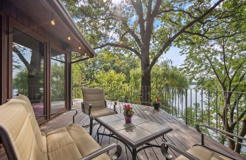 Fridley House | Tranquil property right on the Mississippi River with stunning panoramic views