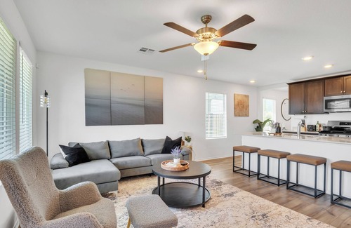 Del Valle House | Tranquil Retreat 15-17 min from COTA, Tesla factory & the Airport. Private patio