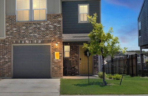 Del Valle House | Tranquil Retreat 15-17 min from COTA, Tesla factory & the Airport. Private patio