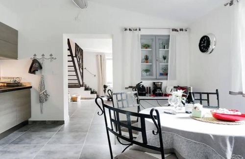 Menerbes Other | TRANQUIL RETREAT: DISCOVER PICTURESQUE COUNTRYSIDE FARMHOUSE WITH POOL