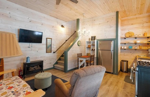 Levering Cabin | Tranquil Retreat Nestled Among the Trees – Access to Waterfront!