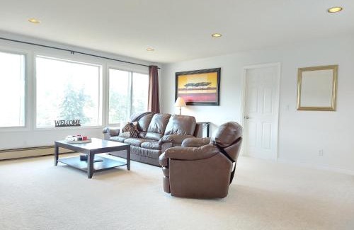 Southeast Kelowna Bed & Breakfast | Tranquil Retreat Spacious 2-Bedroom on a Serene Acreage