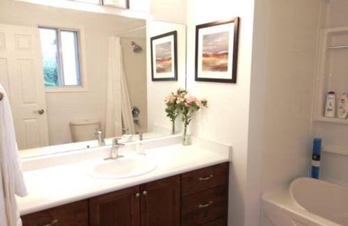 Southeast Kelowna Bed & Breakfast | Tranquil Retreat Spacious 2-Bedroom on a Serene Acreage