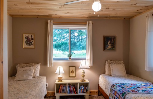 Grey Highlands Cabin | Tranquil Retreat @ the SEED Lodge: Nature, Comfort & Shared Serenity