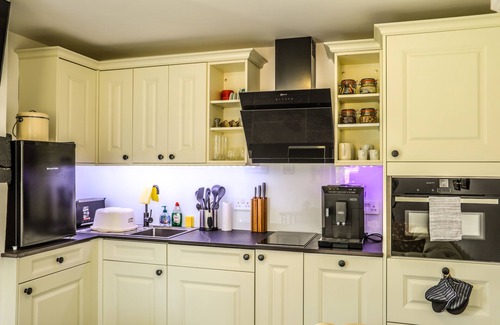 Deerhurst Cottage | Tranquil Retreat with Private Hot Tub - Wharf Annexn