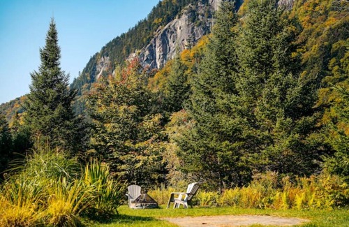 Saint-Raymond Cabin | Tranquil Riverfront Chalet with Hot Tub & Kayaks