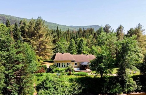 Saint-Raymond Cabin | Tranquil Riverfront Chalet with Hot Tub & Kayaks