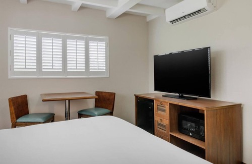 Jekyll Island Hotel | Tranquil Room Near Georgia Sea Turtle Center | Onsite Pool, Free Breakfast