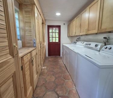 Pembroke Apartment | Tranquil Roomy Getaway Close to City