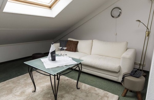 Heerenveen Hotel | Tranquil Sanctuary close to Top Landmarks, Scenic Outdoors & Attractions