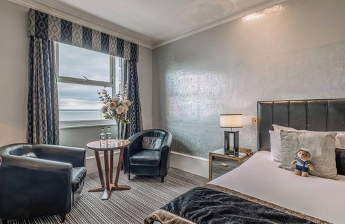 Westcliff-on-Sea House | Tranquil Stay by the Sea Near Local Landmarks & Seafront Gardens