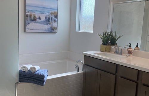 Henderson House | Tranquil & Stylish ~ 5★ Location, ♛Queen Beds, Pkg