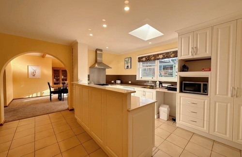 Howrah House | Tranquil Sunlit Retreat close to CBD and Airport