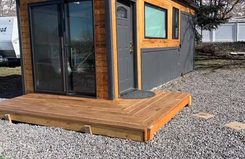 Pleasant Grove House | Tranquil Tiny house with AC in P G all to yourself Come stay at the Gatsby!