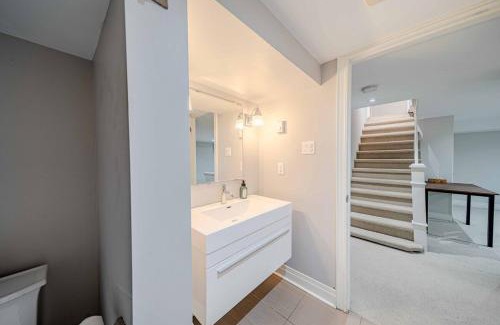 Lawrence Park Villa | Tranquil Toronto Stay - Walk to Shops & Transit