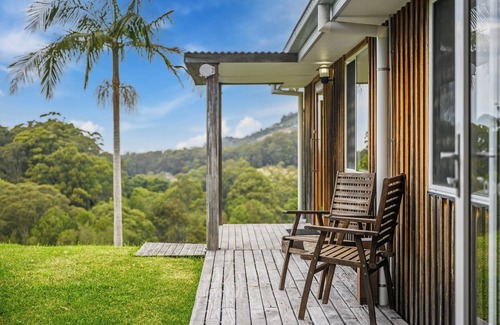 Korora House | Tranquil Treetop Haven: 3 Bedroom Home with Stunning Views