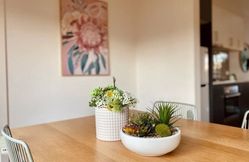 Tullamarine House | Tranquil Tullamarine 2B House, Free parking, 4mins to Airport + pet friendly!