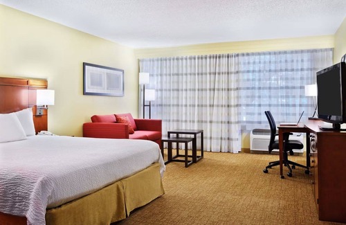 Brookhollow House | Tranquil Units for Adventure Seekers in Vibrant Houston | Pets Are Allowed