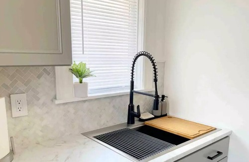 Utica Apartment | Tranquil Urban Haven Stylish 2-BR Apartment