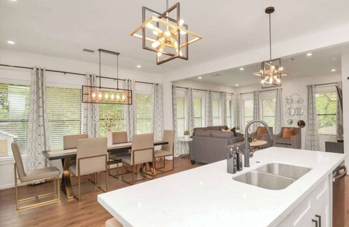 Greater East End House | ⭐️Tranquil Urban Retreat⭐️7BR⭐️6 Bathrooms⭐️HotTub⭐️Fully Gated w/Prkng⭐️