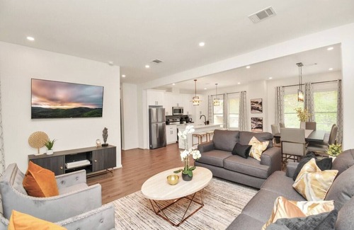 Greater East End House | ⭐️Tranquil Urban Retreat⭐️7BR⭐️6 Bathrooms⭐️HotTub⭐️Fully Gated w/Prkng⭐️
