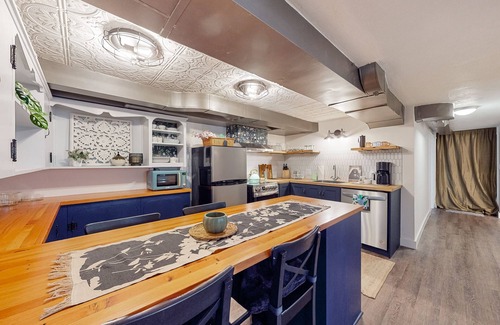 Multnomah House | Tranquil, walkable home with seasonal pool, beautiful gardens & 2 patios