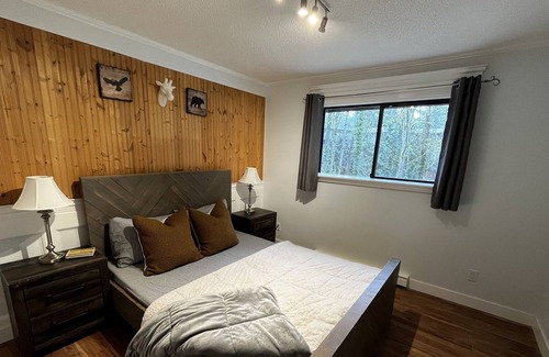 Upper Ten Oaks House | Tranquil Waterfront Vrbo with Trail & Hammock