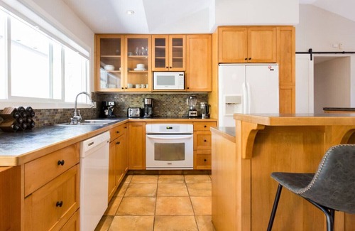 Central Okanagan House | Tranquil Waterfront Retreatw/Hot Tub, Pool, Pet-Friendly Haven