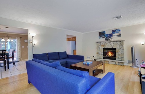 Pocono Summit House | Tranquil Waters – Kayaks Firepit Lakefront